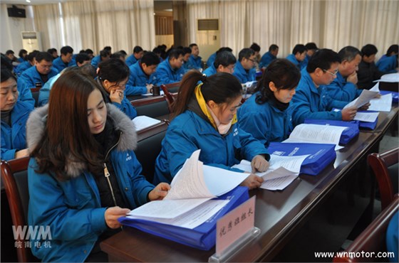 皖南電機(jī)代表們在認(rèn)真聽取工作報告 皖南電機(jī)代表們在認(rèn)真聽取工作報告