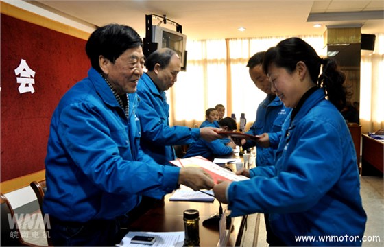 皖南電機(jī)公司領(lǐng)導(dǎo)為先進(jìn)集體和個人頒獎 皖南電機(jī)公司領(lǐng)導(dǎo)為先進(jìn)集體和個人頒獎