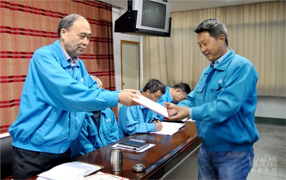 副董事長(zhǎng)管兵為獲獎(jiǎng)部門頒獎(jiǎng) 副董事長(zhǎng)管兵為獲獎(jiǎng)部門頒獎(jiǎng)