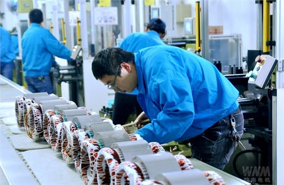 皖南電機線圈車間員工正在認(rèn)真工作 皖南電機線圈車間員工正在認(rèn)真工作