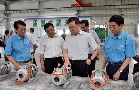 安徽省經(jīng)信委主任牛弩韜到皖南電機(jī)調(diào)研 安徽省經(jīng)信委主任牛弩韜到皖南電機(jī)調(diào)研