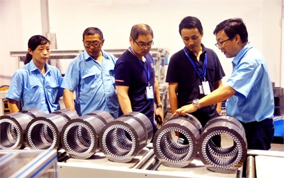 國家安標中心評審人員在皖南電機生產(chǎn)現(xiàn)場取證