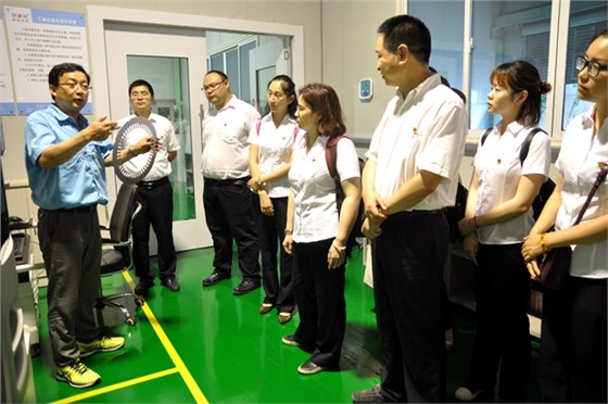 皖南電機(jī)許總向來賓介紹先進(jìn)的檢測設(shè)備 皖南電機(jī)許總向來賓介紹先進(jìn)的檢測設(shè)備