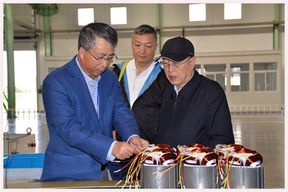 圖為中國機(jī)械工業(yè)聯(lián)合會特別顧問蔡惟慈（右一）、上海電器科學(xué)研究所(集團(tuán))有限公司黨委書記鄒孟奇（中）在公司副總經(jīng)理孫躍（左一）的陪同下參觀皖南電機(jī)生產(chǎn)車間