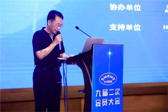 陳學(xué)鋒向大會宣讀“九屆二次會員大會會議紀要” 陳學(xué)鋒向大會宣讀“九屆二次會員大會會議紀要”