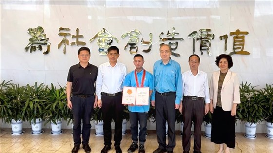 省、市總工會(huì)為皖南電機(jī)“全國(guó)五一勞動(dòng)獎(jiǎng)?wù)?rdquo;獲得者授牌頒獎(jiǎng)