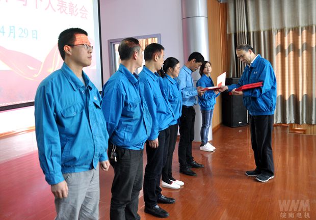 黨委書記、副董事長(zhǎng)管兵為先進(jìn)集體頒獎(jiǎng)