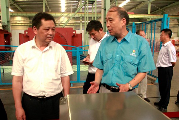 皖南電機(jī)管總向陶書(shū)記介紹公司情況 皖南電機(jī)管總向陶書(shū)記介紹公司情況