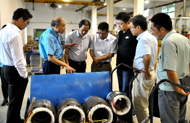 皖南電機管總陪同徐總經濟師在車間調研 皖南電機管總陪同徐總經濟師在車間調研