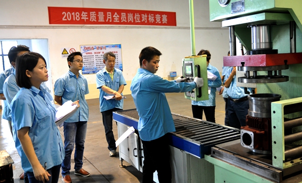 對(duì)標(biāo)競(jìng)賽員工操作一絲不茍 對(duì)標(biāo)競(jìng)賽員工操作一絲不茍