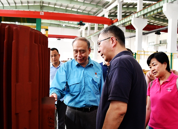 圖為公司黨委書記、副董事長管兵正在向校友介紹公司產(chǎn)品