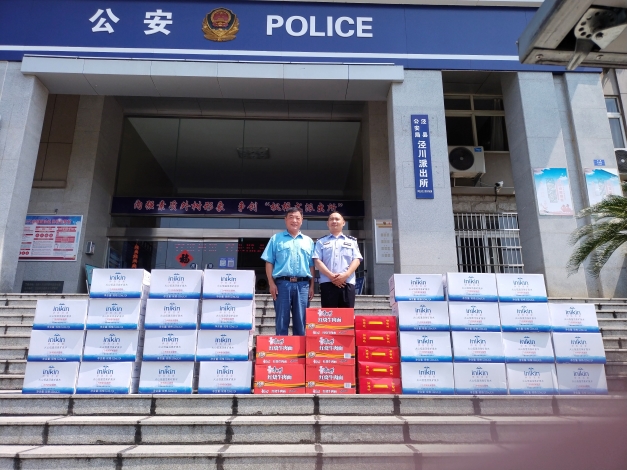 圖為公司安全環(huán)境保護處處長董萌蓓為子弟兵及公安民警送去慰問品，并致以節(jié)日的問候和祝福